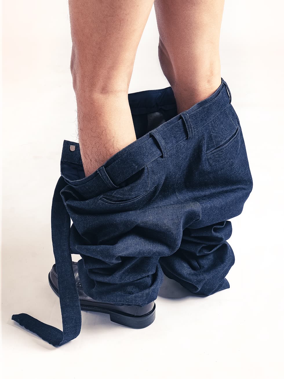 Detail celana denim Kasual dengan fokus pada fit custom