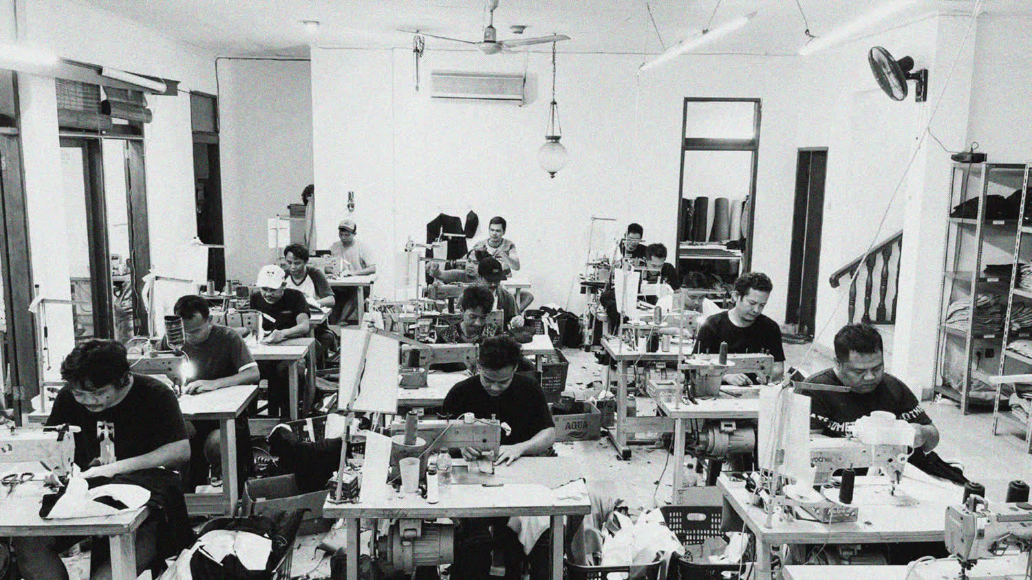 Lantai produksi local tailor Kasual dengan mesin jahit dan garment work